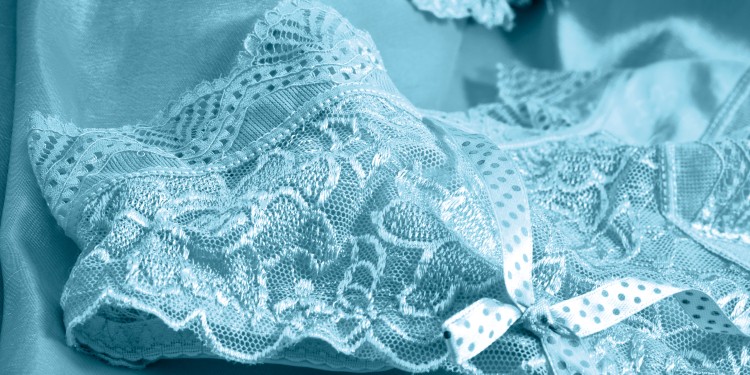 Warp-knitted lace for ladies' outer- and underwear